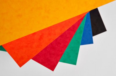 Etalagekarton rood 370g 680x480mm ingeriemd