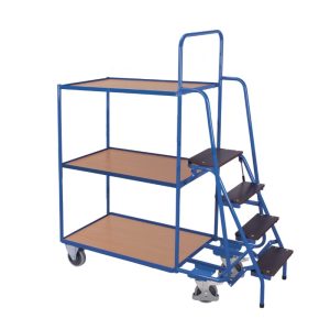 Orderpickwagen hoog met 3 etages voor in een magazijn. Voorzien van een trap en in de kleur blauw