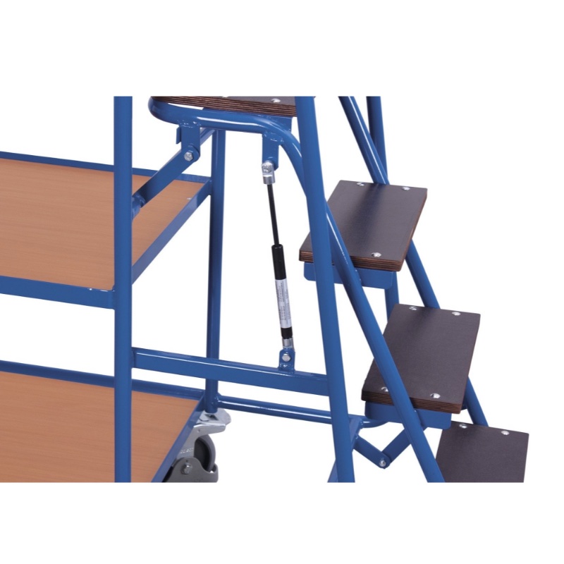 De trap van een orderpickwagen hoog met 3 etages voor in een magazijn. In de kleur blauw